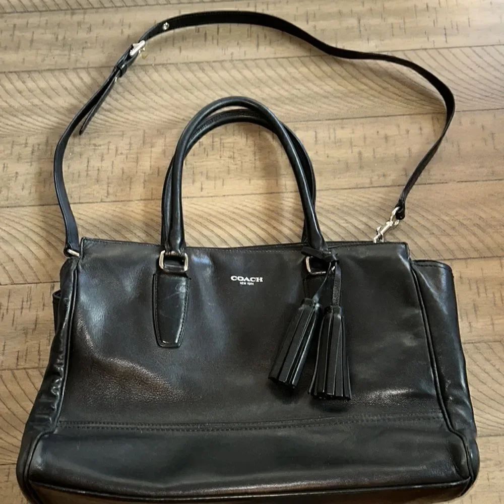 Coach Two Tassels Leatherย Security Zipper Toteโ๐.โPolished.โAdjโshoulderโstrap.